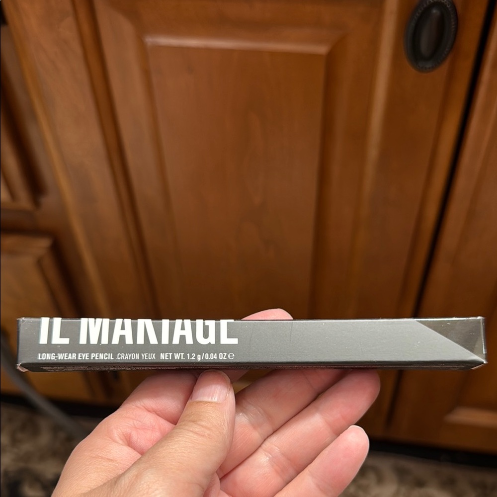 IL MAKIAGE Long-Wear Eye Pencil in Black